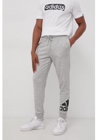 Adidas - adidas Spodnie męskie z nadrukiem. Kolor: szary. Materiał: dzianina, poliester, bawełna. Wzór: nadruk