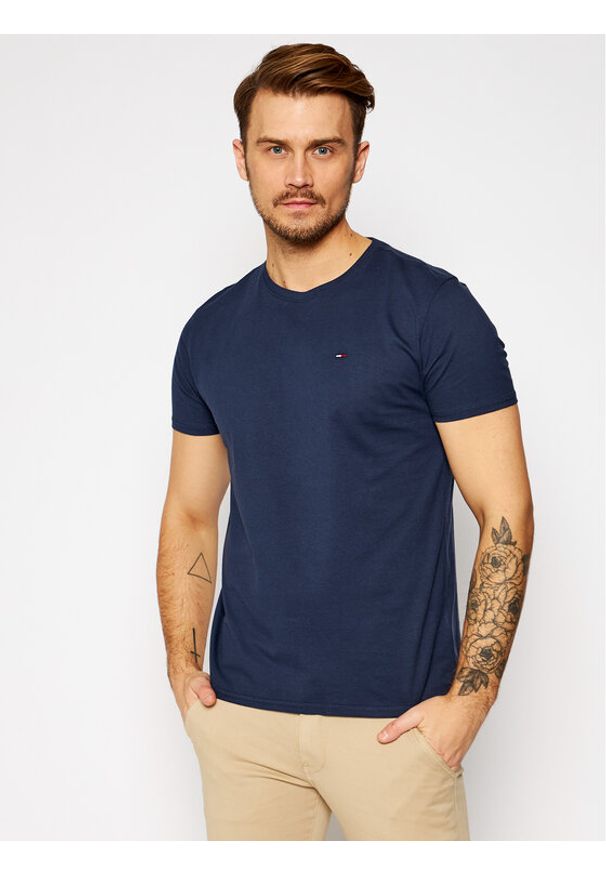 Tommy Jeans T-Shirt DM0DM04411 Granatowy Slim Fit. Kolor: niebieski. Materiał: bawełna