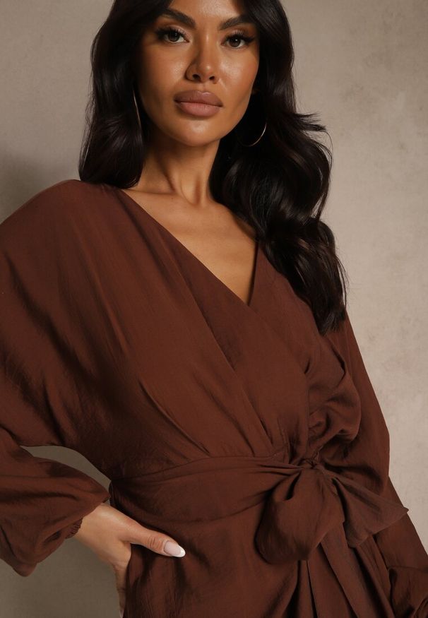 Renee - Brązowa Kopertowa Sukienka z Wiskozy z Bufiastymi Rękawami Wiązana w Talii Anevra. Okazja: na co dzień. Typ kołnierza: dekolt w serek. Kolor: brązowy. Materiał: wiskoza. Typ sukienki: kopertowe. Styl: casual