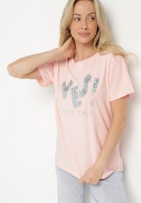 Born2be - Różowy T-shirt z Bawełny Ozdobiony Cekinami i Cyrkoniami Camiren. Okazja: na co dzień. Kolor: różowy. Materiał: bawełna. Wzór: aplikacja. Styl: casual, elegancki #5