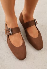 Born2be - Jasnobrązowe Balerinki Vices ze Skórzaną Wkładką i Szerokim Paskiem ze Sprzączką Rilucea. Okazja: na co dzień. Zapięcie: pasek. Kolor: brązowy. Materiał: skóra. Obcas: na płaskiej podeszwie. Styl: casual, rockowy #1