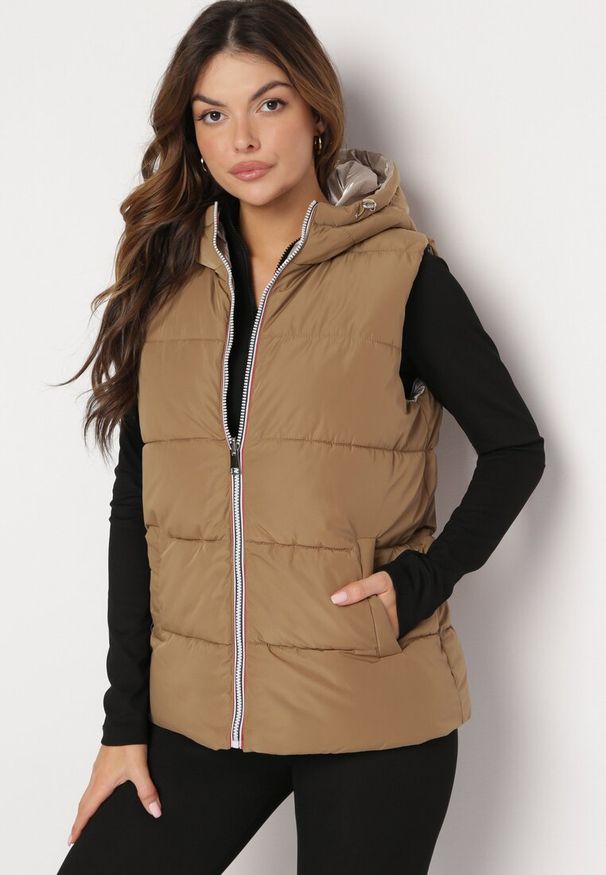 Born2be - Beżowa Dwustronna Kamizelka Bezrękawnik z Kapturem i Pikowaniem Delise. Typ kołnierza: kaptur. Kolor: beżowy. Materiał: satyna, materiał. Długość rękawa: bez rękawów