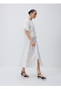 Reserved - Spódnica midi z haftem - biały. Kolor: biały. Materiał: bawełna, tkanina. Wzór: haft #1