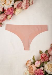 Renee - Różowe Majtki Bezszwowe Stringi Genevra. Kolor: różowy. Materiał: jeans