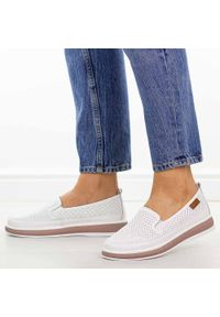 Białe ażurowe skórzane półbuty damskie Cambell 87322. Okazja: na co dzień, na spacer. Nosek buta: okrągły. Zapięcie: bez zapięcia. Kolor: biały. Szerokość cholewki: normalna. Wzór: ażurowy. Materiał: skóra. Sezon: wiosna, lato, jesień. Styl: elegancki, casual, klasyczny, sportowy #1