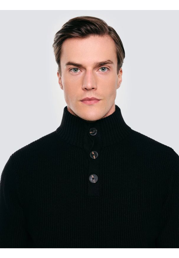 Big-Star - Sweter męski ze stójką czarny Neroni 906. Okazja: na co dzień. Typ kołnierza: kołnierzyk stójkowy. Kolor: czarny. Materiał: dzianina, materiał. Wzór: aplikacja, ze splotem. Styl: casual, elegancki