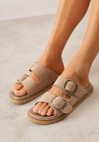 Renee - Ciemnobeżowe Klapki VICES Ozdobione Dużymi Klamrami Jenniviane. Nosek buta: otwarty. Kolor: beżowy. Materiał: skóra, zamsz. Wzór: aplikacja. Sezon: lato. Obcas: na obcasie. Wysokość obcasa: niski #1