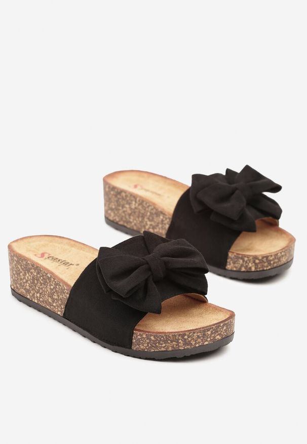 Born2be - Czarne Klapki na Korkowym Koturnie z Kokardą Zarvessa. Okazja: na co dzień. Kolor: czarny. Materiał: jeans. Obcas: na koturnie. Styl: elegancki, casual