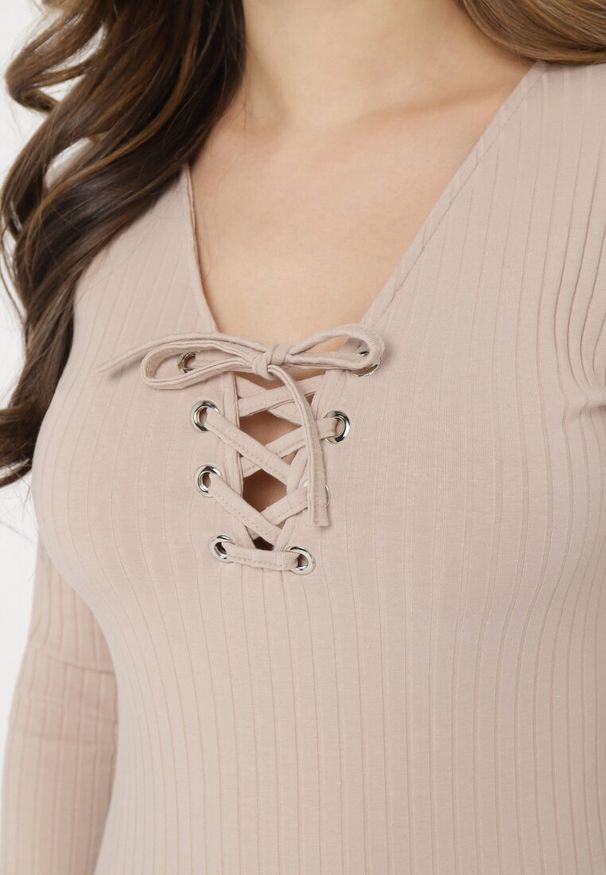 Born2be - Beżowa Bawełniana Bluzka w Prążki z Gorsetowym Wiązaniem Przy Dekolcie Jarelis. Typ kołnierza: dekolt gorset. Kolor: beżowy. Materiał: bawełna. Wzór: prążki
