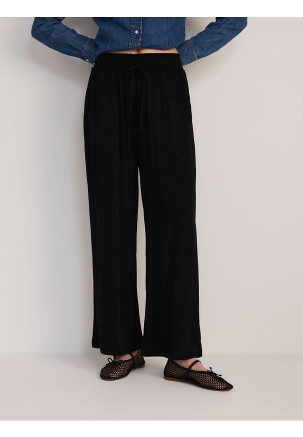 Reserved - Szerokie spodnie z wiskozy - czarny. Kolor: czarny. Materiał: wiskoza