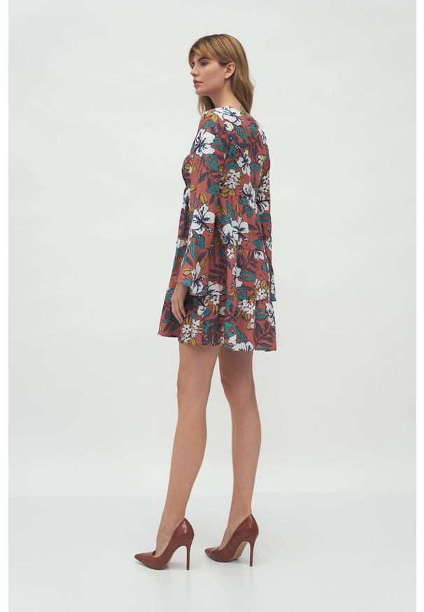 Nife - Mini sukienka babydoll boho z falbaną w kwiaty. Wzór: kwiaty. Styl: boho. Długość: mini
