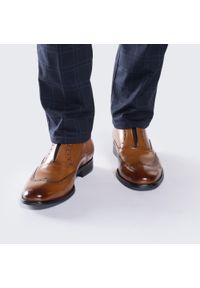 Wittchen - Męskie buty skórzane z elastyczną wstawką. Okazja: na co dzień. Zapięcie: bez zapięcia. Kolor: brązowy. Materiał: skóra. Wzór: aplikacja. Obcas: na obcasie. Styl: casual. Wysokość obcasa: niski #7