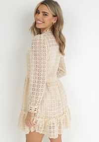 Born2be - Jasnobeżowa Koronkowa Sukienka Mini z Falbanką Kamari. Kolor: beżowy. Materiał: koronka. Wzór: gładki. Sezon: wiosna, lato. Długość: mini #3