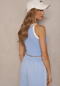 Renee - Jasnoniebieski Top z Prążkowanego Materiału z Lamówką Sonindra. Kolor: niebieski. Materiał: materiał, prążkowany. Wzór: aplikacja. Sezon: lato. Styl: klasyczny