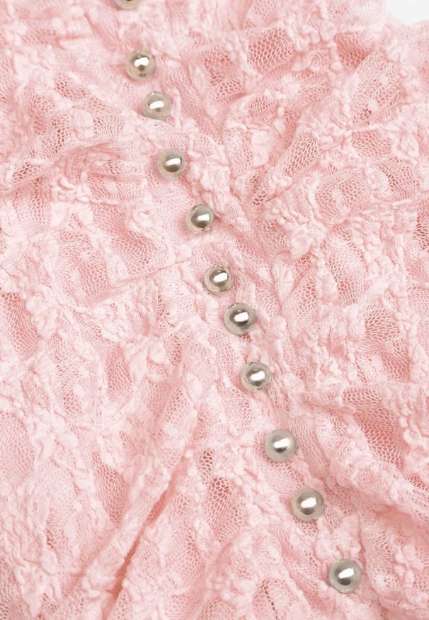 Renee - Różowa Sukienka Halter z Koronki Zdobiona Metalicznymi Guziczkami Corrarea. Typ kołnierza: dekolt halter. Kolor: różowy. Materiał: koronka. Wzór: aplikacja, koronka