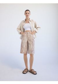 Reserved - Jeansowe bermudy ze zwierzęcym wzorem - beżowy. Kolor: beżowy. Materiał: jeans. Wzór: motyw zwierzęcy #1