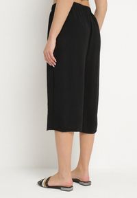 Born2be - Czarne Spodnie o Długości 3/4 z Szerokimi Nogawkami Ulianisa. Okazja: na co dzień, na spacer. Kolor: czarny. Wzór: aplikacja. Styl: casual #7