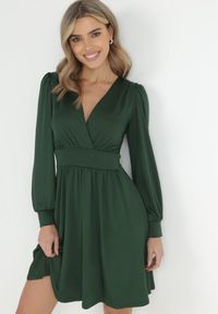 Born2be - Ciemnozielona Sukienka Kopertowa Taliowana Maecenus. Okazja: na co dzień. Typ kołnierza: dekolt w serek. Kolor: zielony. Materiał: wiskoza. Typ sukienki: kopertowe. Styl: casual, elegancki #1