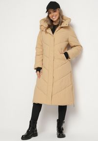 Born2be - Ciemnobeżowa Kurtka Pikowana o Długim Fasonie z Nieodpinanym Kapturem i Kieszeniami Nerilani. Okazja: na co dzień, na spacer. Kolor: beżowy. Materiał: skóra. Długość: długie. Sezon: zima. Styl: casual, elegancki #6