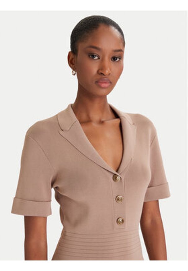 Guess Sukienka dzianinowa W5YK29 Z0130 Beżowy Slim Fit. Kolor: beżowy. Materiał: syntetyk