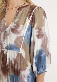 Born2be - Ciemnobeżowa Rozkloszowana z Wiązaniem Przy Dekolcie i Ozdobnymi Guzikami Sukienka Attella. Okazja: na co dzień, na imprezę. Kolekcja: plus size. Kolor: beżowy. Materiał: koronka. Długość rękawa: krótki rękaw. Typ sukienki: dla puszystych, rozkloszowane. Styl: casual, elegancki #4