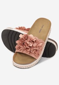 Born2be - Różowe Klapki na Plecionej Platformie Tynleigh. Nosek buta: otwarty. Kolor: różowy. Materiał: materiał. Wzór: aplikacja, kwiaty. Obcas: na platformie #3