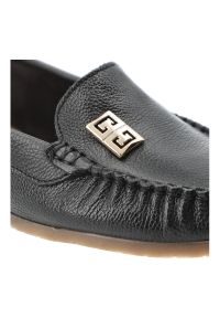 Mokasyny damskie Armodo, cholewka ze skóry naturalnej gładkiej klasyczna wsuwana konstrukcja z delikatnym przeszyciem z przodu subtelny metalowy deta. Okazja: na co dzień. Kolor: czarny. Materiał: skóra. Szerokość cholewki: normalna. Wzór: gładki. Styl: klasyczny #7