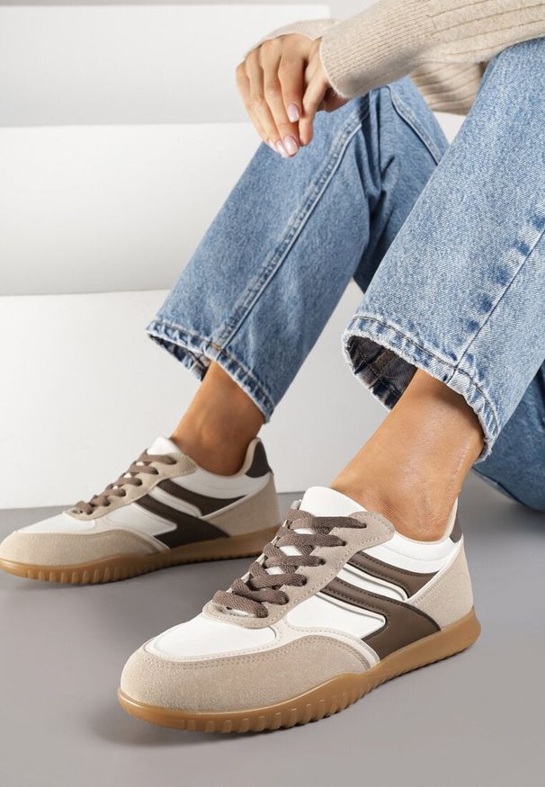 Renee - Beżowo-Brązowe Sneakersy Tenisówki z Geometrycznym Motywem Fesindia. Okazja: na co dzień. Kolor: beżowy. Materiał: jeans. Wzór: geometria