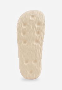 Renee - Białe Piankowe Klapki z Ozdobnym Tłoczeniem Eupnia. Kolor: biały #6