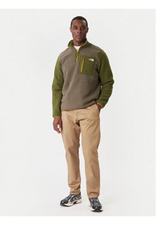 The North Face Polar Yumiori NF0A883S Khaki Regular Fit. Kolor: brązowy. Materiał: syntetyk