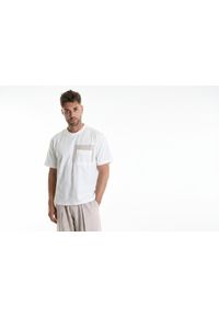 Xagon Man T-shirt | P26082 ZUTS72 | Mężczyzna | Biały. Okazja: na co dzień. Kolor: biały. Materiał: bawełna. Długość: długie. Wzór: aplikacja. Styl: casual, elegancki #1