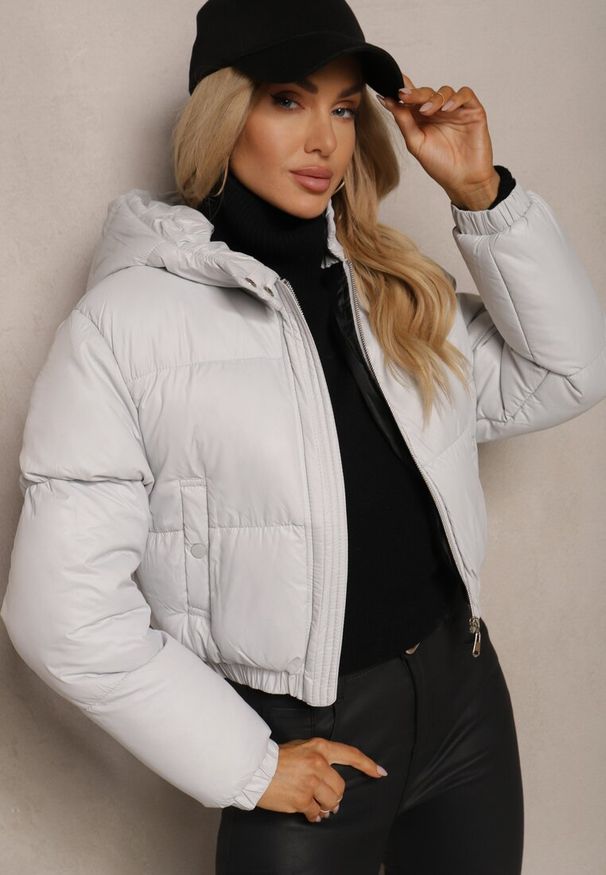 Renee - Jasnoszara Pikowana Kurtka z Nieodpinanym Kapturem o Krótkim Kroju Tinneira. Okazja: na spacer. Kolor: szary. Materiał: jeans. Długość rękawa: długi rękaw. Długość: krótkie. Styl: elegancki