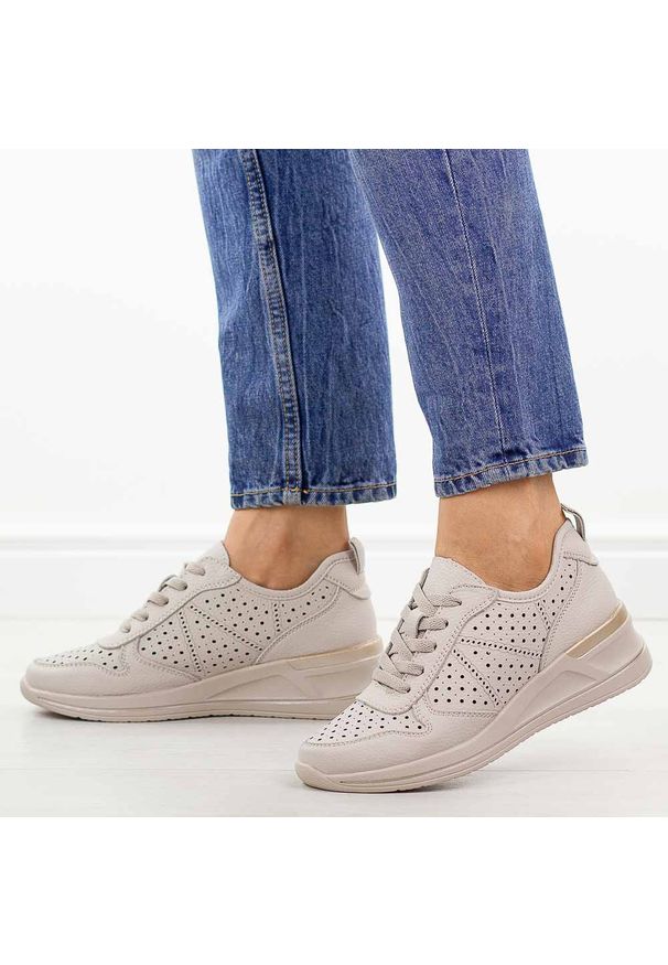 Szare skórzane sneakersy damskie Sergio Leone Sp115. Okazja: na co dzień. Nosek buta: okrągły. Zapięcie: sznurówki. Kolor: szary. Szerokość cholewki: normalna. Wzór: ażurowy. Materiał: skóra. Sezon: wiosna, jesień, lato. Obcas: na koturnie