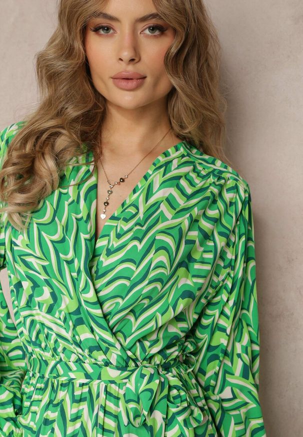 Renee - Zielona Sukienka Kopertowa z Wiązanym Paskiem i Fantazyjnym Printem Nevilia. Kolor: zielony. Materiał: materiał. Długość rękawa: długi rękaw. Wzór: nadruk. Typ sukienki: kopertowe