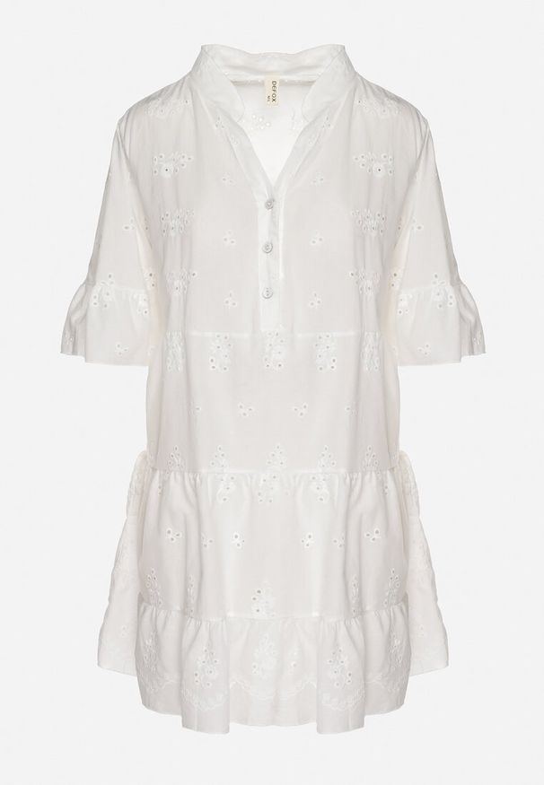 Born2be - Biała Bawełniana Sukienka z Haftowanej Tkaniny o Koszulowym Kroju z Falbanami Filidwena. Okazja: na co dzień. Typ kołnierza: kołnierzyk klasyczny. Kolor: biały. Materiał: tkanina, bawełna. Wzór: haft. Typ sukienki: koszulowe. Styl: klasyczny, casual, elegancki, boho