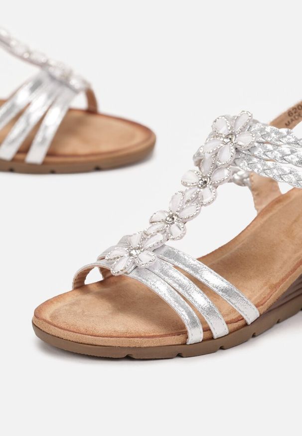 Renee - Srebrne Sandały w Stylu Boho z Plecionymi Paskami i Cyrkoniami na Koturnie Misolle. Zapięcie: pasek. Kolor: srebrny. Wzór: kwiaty. Obcas: na koturnie. Styl: boho