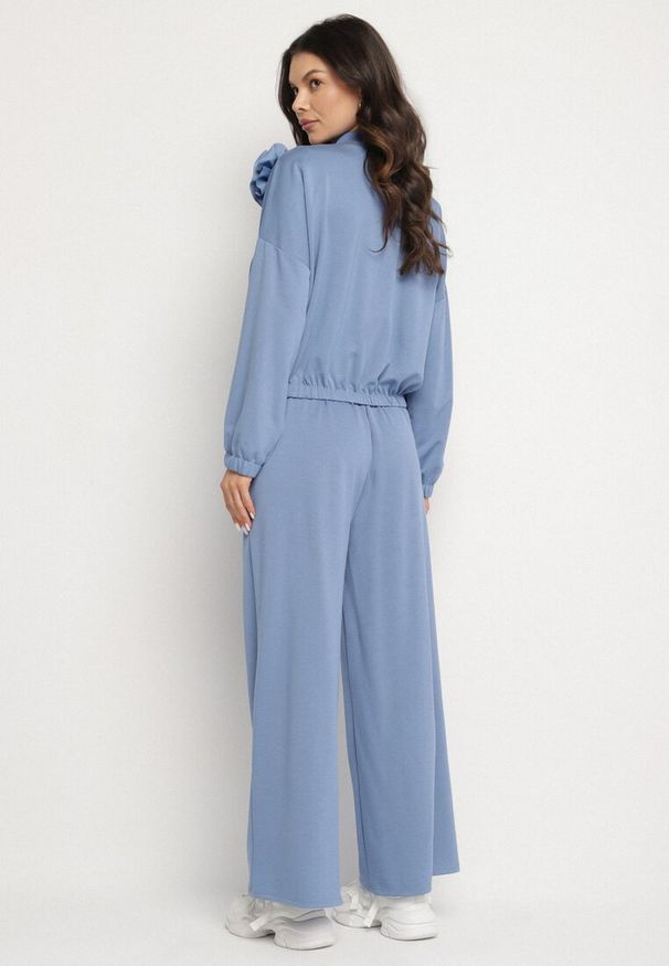 Born2be - Niebieski Komplet Dresowy z Wiskozą Szerokie Spodnie i Bluza ze Stójką i Broszką Redasena. Kolor: niebieski. Materiał: dresówka, wiskoza