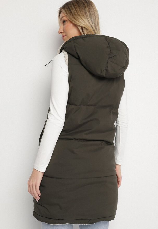 Born2be - Ciemnozielona Pikowana Kamizelka Dwustronna z Futerkiem Typu Baranek i Kapturem Lertiala. Okazja: na co dzień. Kolor: zielony. Materiał: futro. Wzór: aplikacja. Styl: klasyczny, casual, elegancki