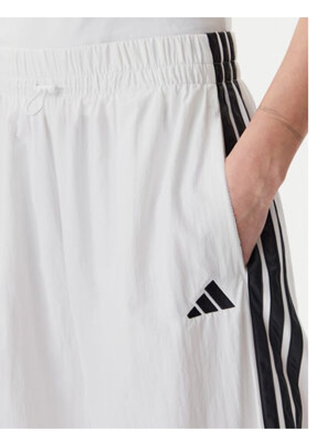 Adidas - adidas Spodnie dresowe Essentials 3-Stripes JE1307 Biały Loose Fit. Kolor: biały. Materiał: syntetyk