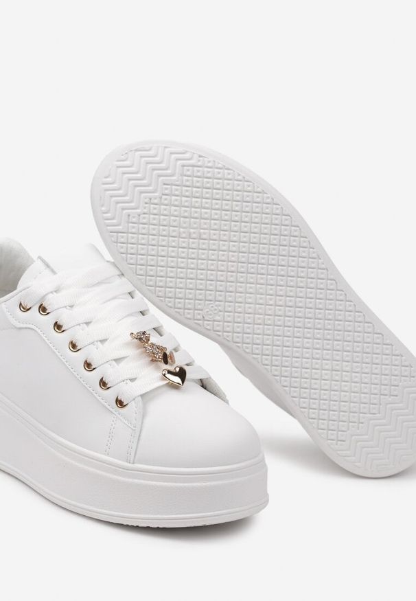 Born2be - Biało-Złote Sneakersy na Grubej Podeszwie przed Kostkę z Metalowymi Zawieszkami Ozdobionymi Cyrkoniami Nasulla. Wysokość cholewki: przed kostkę. Kolor: biały. Wzór: aplikacja