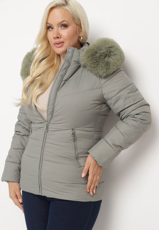 Born2be - Ciemnozielona Pikowana Kurtka z Odpinanym Kapturem z Futerkiem Savessia. Okazja: na spacer. Kolekcja: plus size. Kolor: zielony. Materiał: futro. Wzór: aplikacja. Styl: elegancki
