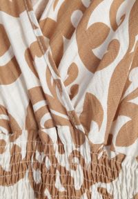 Renee - Brązowa Taliowana Sukienka z Wiskozy z Kopertowym Dekoltem Jynaela. Typ kołnierza: dekolt kopertowy. Kolor: brązowy. Materiał: wiskoza. Wzór: nadruk. Typ sukienki: kopertowe. Styl: boho #3