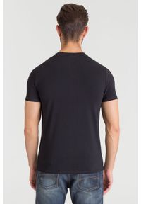 Czarny t-shirt Emporio Armani z aplikacją marki. Kolor: czarny. Wzór: aplikacja #2
