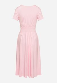 Born2be - Różowa Taliowana Sukienka z Dekoltem na Zakładkę Quimadea. Okazja: na spotkanie biznesowe. Kolor: różowy. Materiał: materiał. Wzór: aplikacja. Styl: elegancki, biznesowy #4