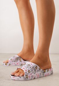 Born2be - Czarne Klapki Basenowe w Kwiatowy Wzór z Perforacją Pertumal. Okazja: na co dzień, na spacer. Kolor: czarny. Materiał: dzianina, jeans, dresówka. Wzór: kwiaty. Sezon: lato. Styl: wakacyjny, casual, elegancki #6