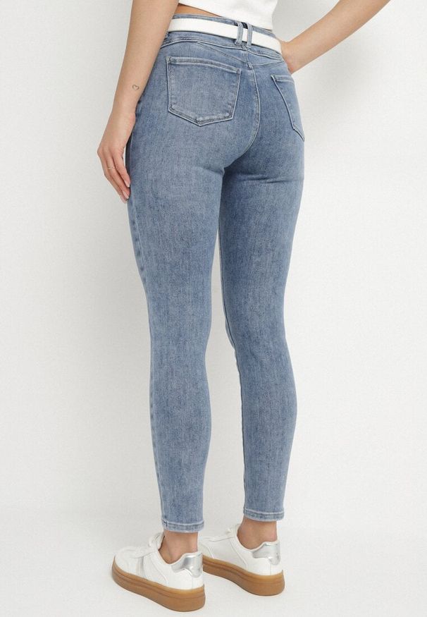 Born2be - Niebieskie Jeansy o Dopasowanym Kroju z Regularnym Stanem Tolinndea. Okazja: na co dzień. Kolor: niebieski. Styl: elegancki, casual