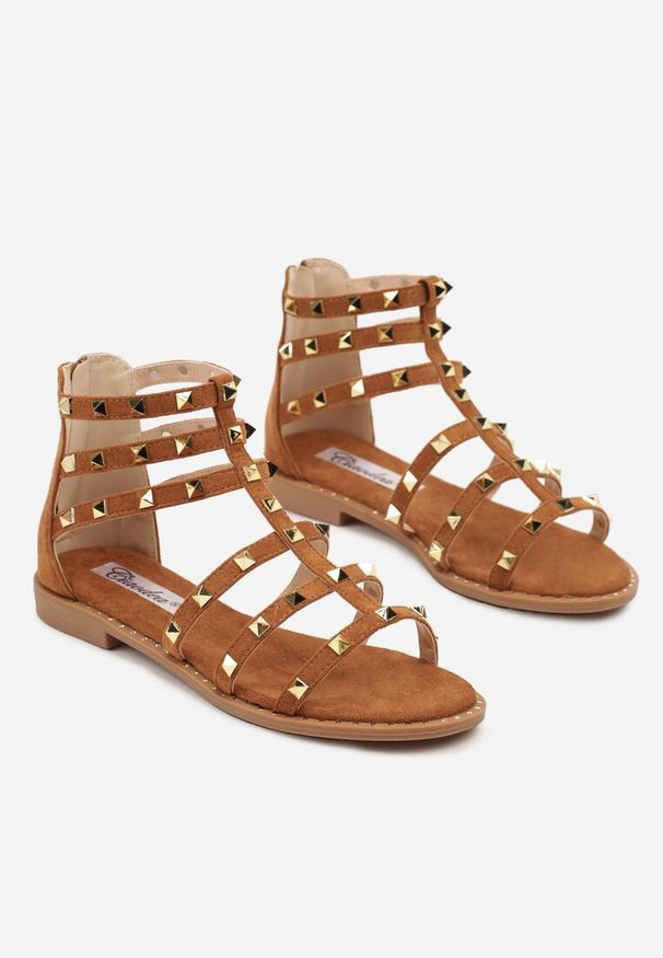 Renee - Brązowe Sandały w Stylu Rzymianek Ozdobione Ćwiekami Novirae. Okazja: na co dzień, na randkę. Kolor: brązowy. Wzór: aplikacja. Sezon: lato. Styl: casual