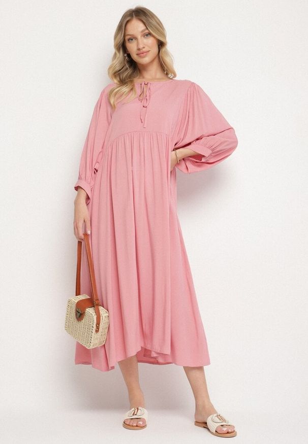 Born2be - Różowa Rozkloszowana Sukienka z Wiskozy z Wiązaniem przy Dekolcie Tilania. Okazja: na co dzień. Kolor: różowy. Materiał: wiskoza. Styl: casual
