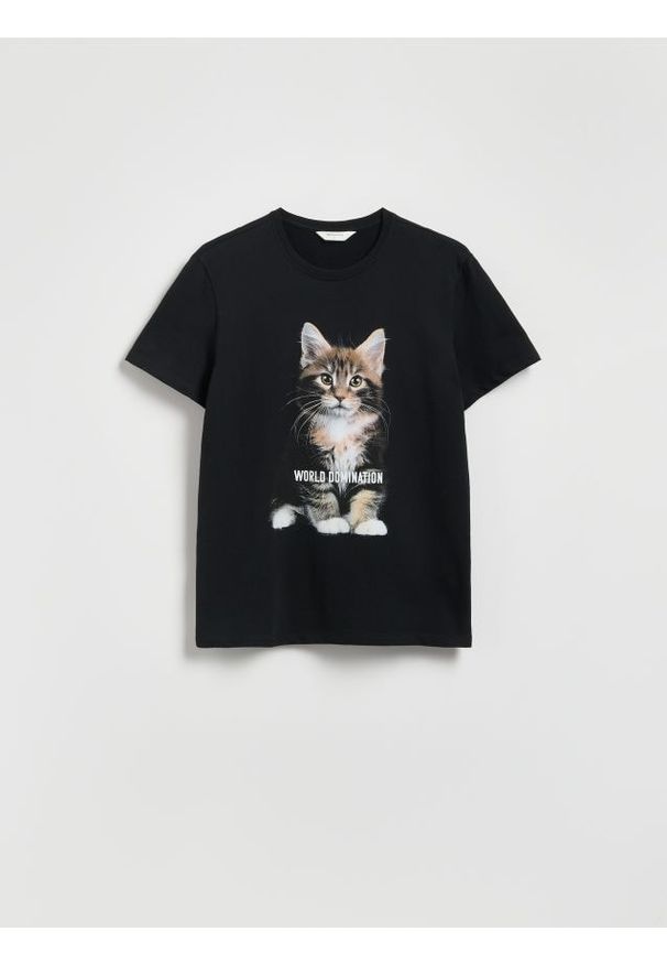 Reserved - T-shirt regular z naszywką - czarny. Kolor: czarny. Materiał: dzianina, bawełna. Wzór: aplikacja