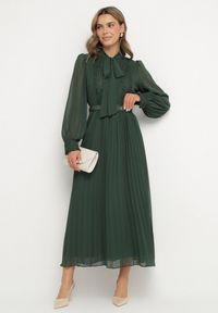 Born2be - Ciemnozielona Rozkloszowana Sukienka Maxi z Plisowanym Dołem i Paskiem Brofilla. Okazja: na co dzień. Kolor: zielony. Materiał: poliester. Wzór: aplikacja. Styl: casual, klasyczny. Długość: maxi #5